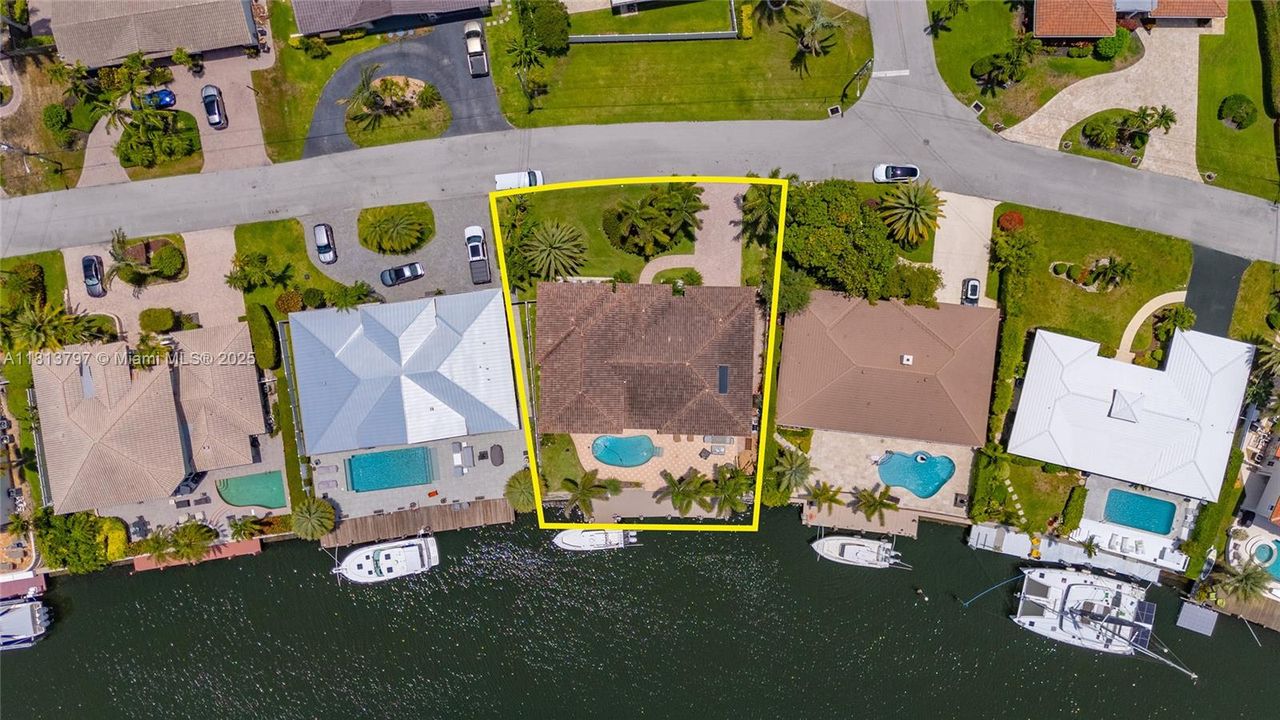 Vendido Recientemente: $3,000,000 (4 camas, 3 baños, 3500 Pies cuadrados)