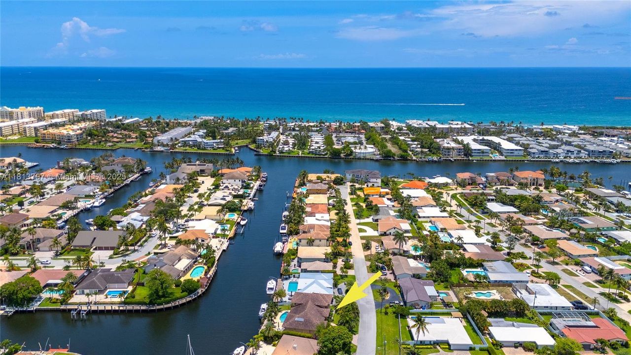 Vendido Recientemente: $3,000,000 (4 camas, 3 baños, 3500 Pies cuadrados)