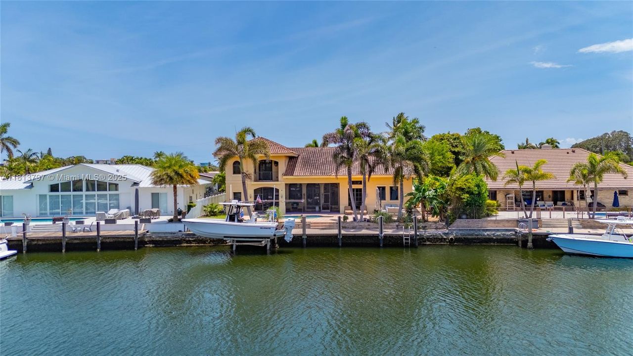 Vendido Recientemente: $3,000,000 (4 camas, 3 baños, 3500 Pies cuadrados)