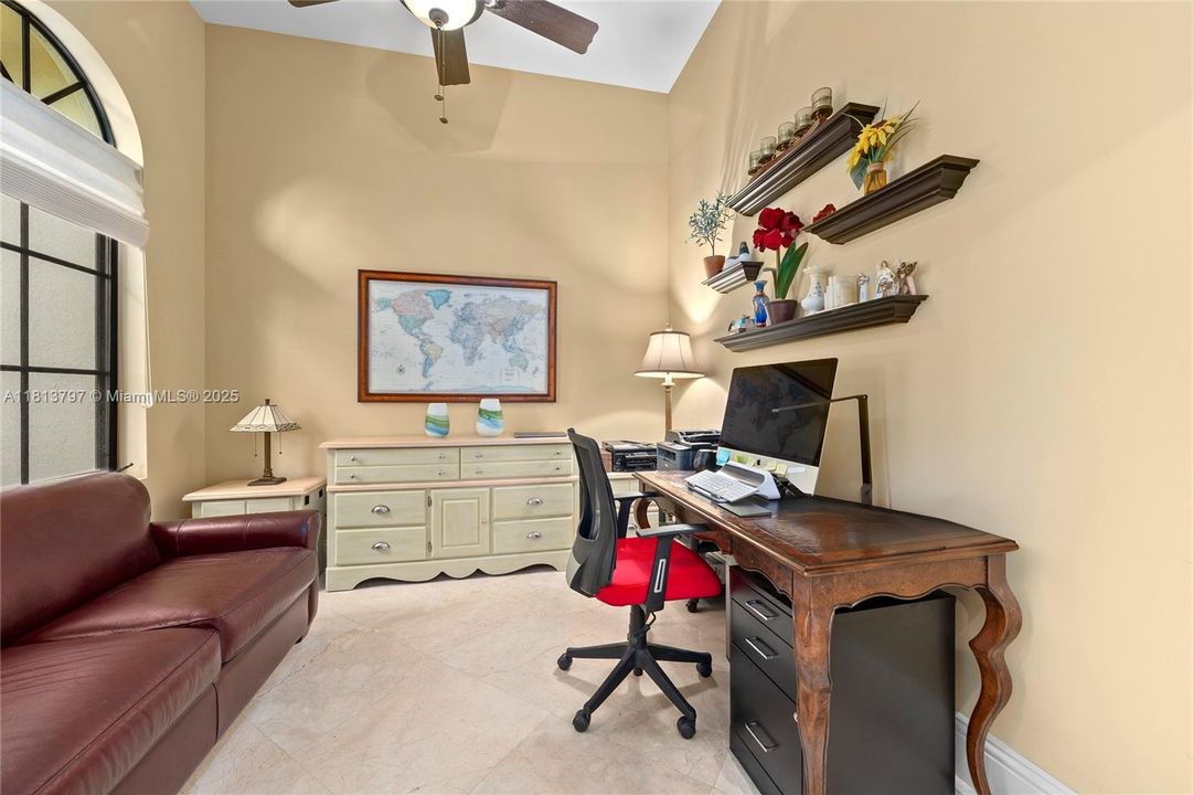 Vendido Recientemente: $3,000,000 (4 camas, 3 baños, 3500 Pies cuadrados)