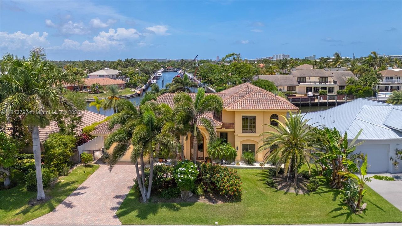 Vendido Recientemente: $3,000,000 (4 camas, 3 baños, 3500 Pies cuadrados)