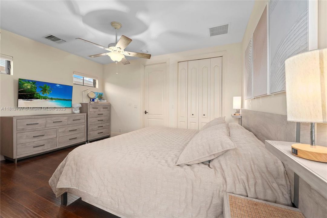 Vendido Recientemente: $3,000,000 (4 camas, 3 baños, 3500 Pies cuadrados)