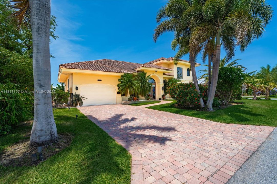 Vendido Recientemente: $3,000,000 (4 camas, 3 baños, 3500 Pies cuadrados)