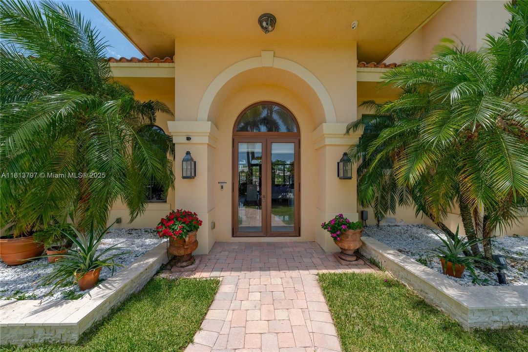 Vendido Recientemente: $3,000,000 (4 camas, 3 baños, 3500 Pies cuadrados)