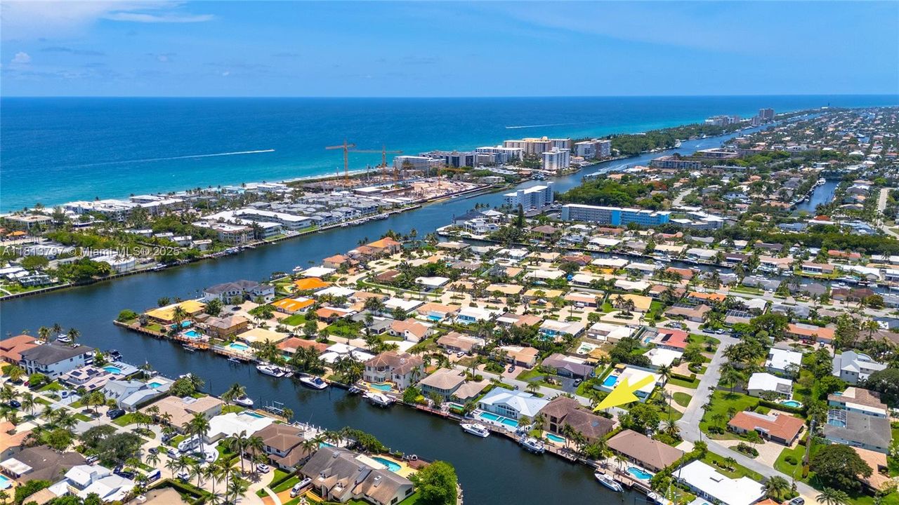 Vendido Recientemente: $3,000,000 (4 camas, 3 baños, 3500 Pies cuadrados)