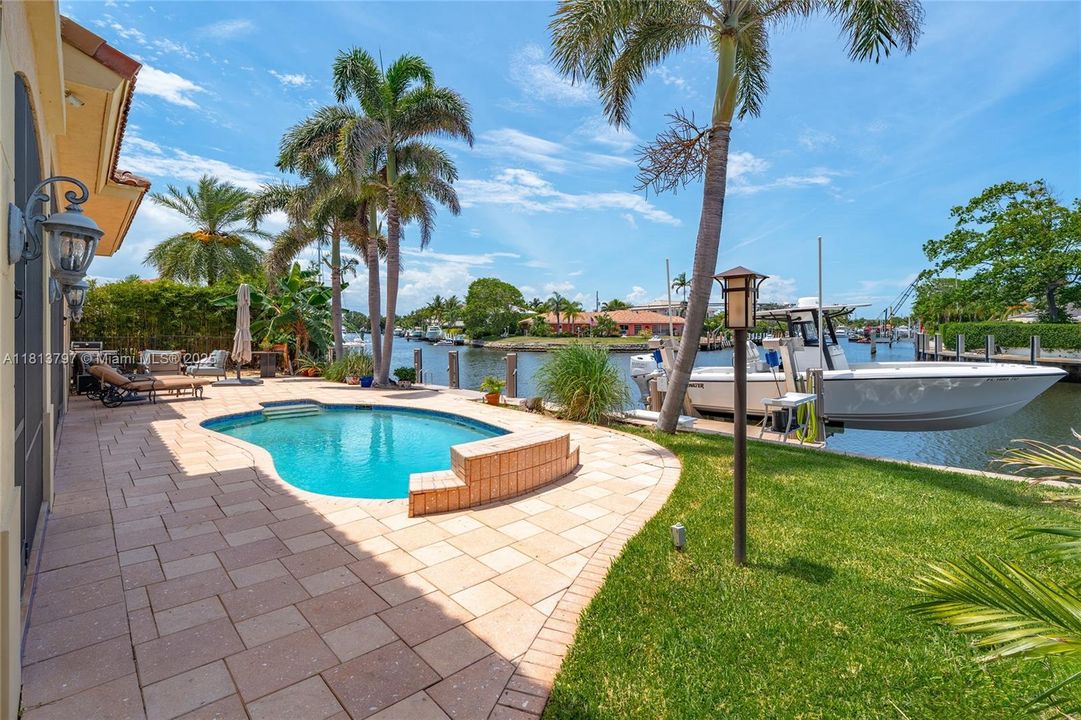 Vendido Recientemente: $3,000,000 (4 camas, 3 baños, 3500 Pies cuadrados)