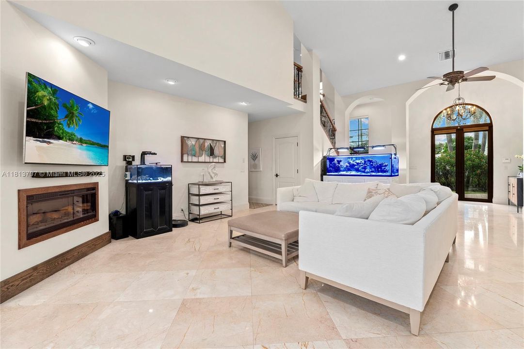 Vendido Recientemente: $3,000,000 (4 camas, 3 baños, 3500 Pies cuadrados)