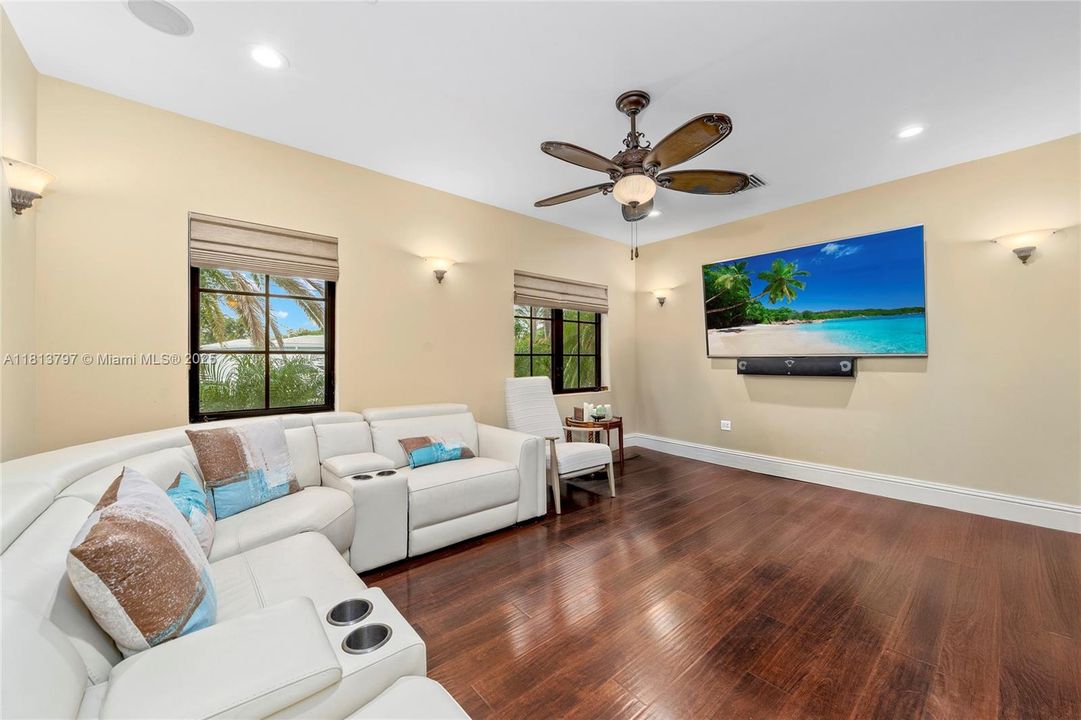 Vendido Recientemente: $3,000,000 (4 camas, 3 baños, 3500 Pies cuadrados)