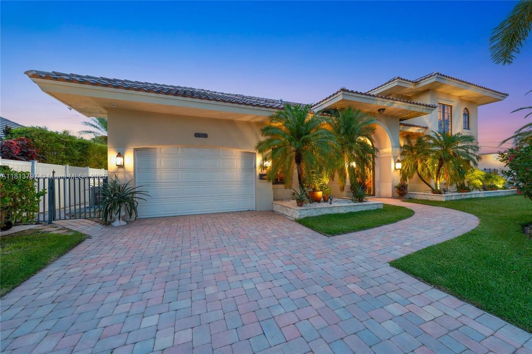 Vendido Recientemente: $3,000,000 (4 camas, 3 baños, 3500 Pies cuadrados)