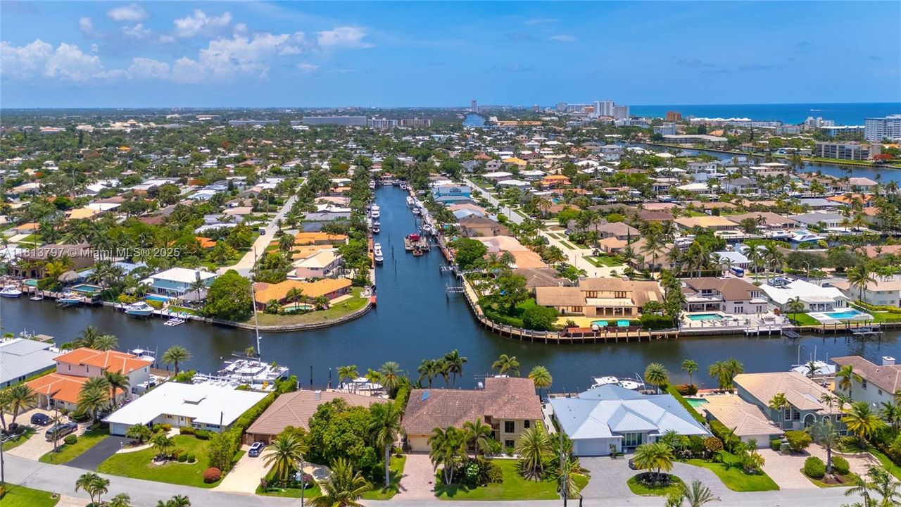 Vendido Recientemente: $3,000,000 (4 camas, 3 baños, 3500 Pies cuadrados)