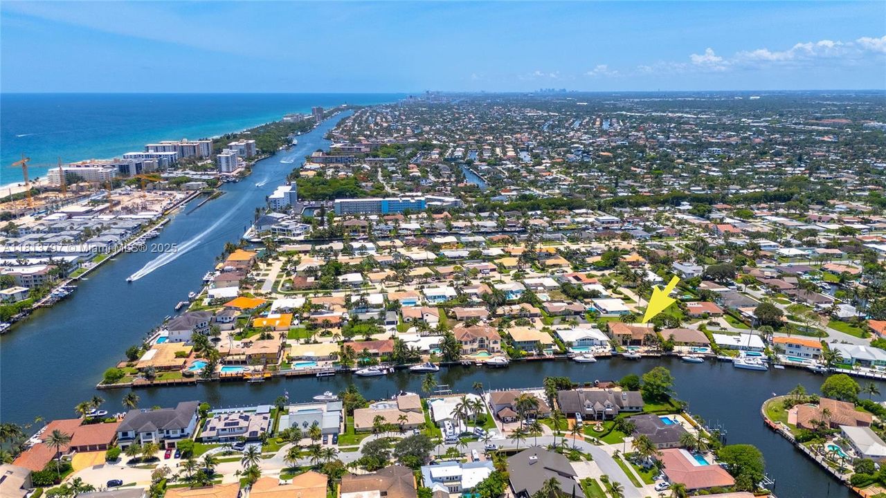 Vendido Recientemente: $3,000,000 (4 camas, 3 baños, 3500 Pies cuadrados)