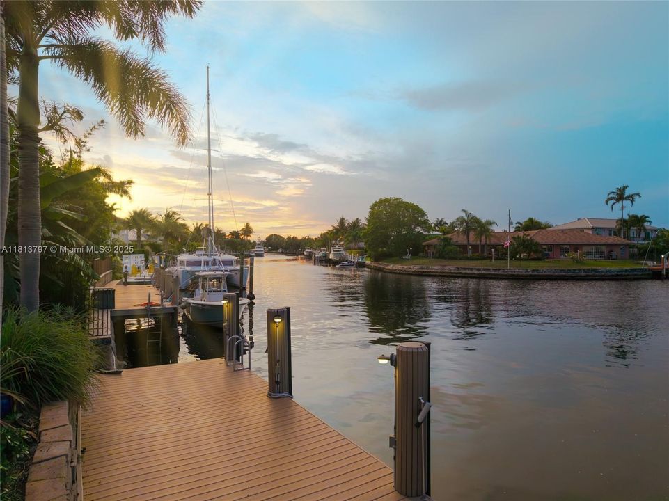 Vendido Recientemente: $3,000,000 (4 camas, 3 baños, 3500 Pies cuadrados)