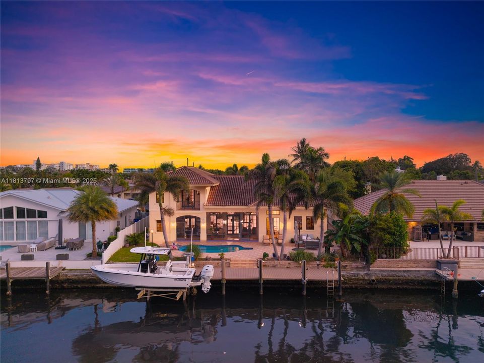 Vendido Recientemente: $3,000,000 (4 camas, 3 baños, 3500 Pies cuadrados)