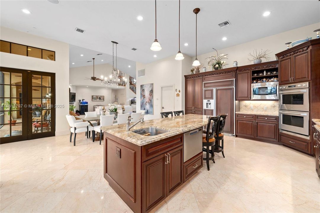 Vendido Recientemente: $3,000,000 (4 camas, 3 baños, 3500 Pies cuadrados)