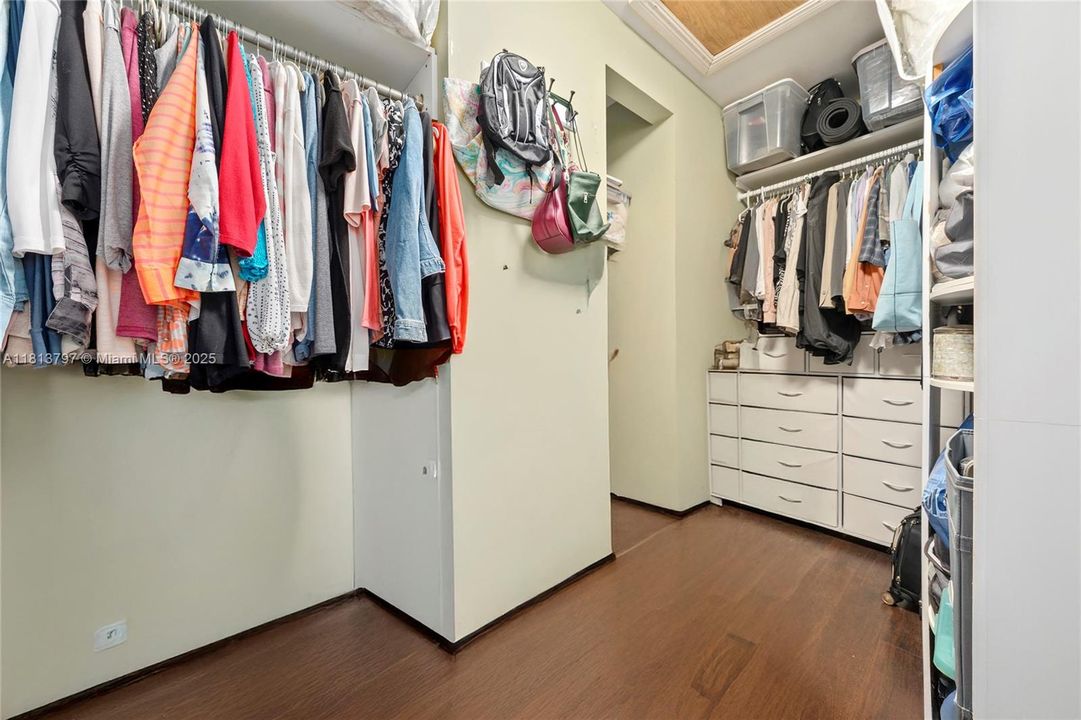 Vendido Recientemente: $3,000,000 (4 camas, 3 baños, 3500 Pies cuadrados)