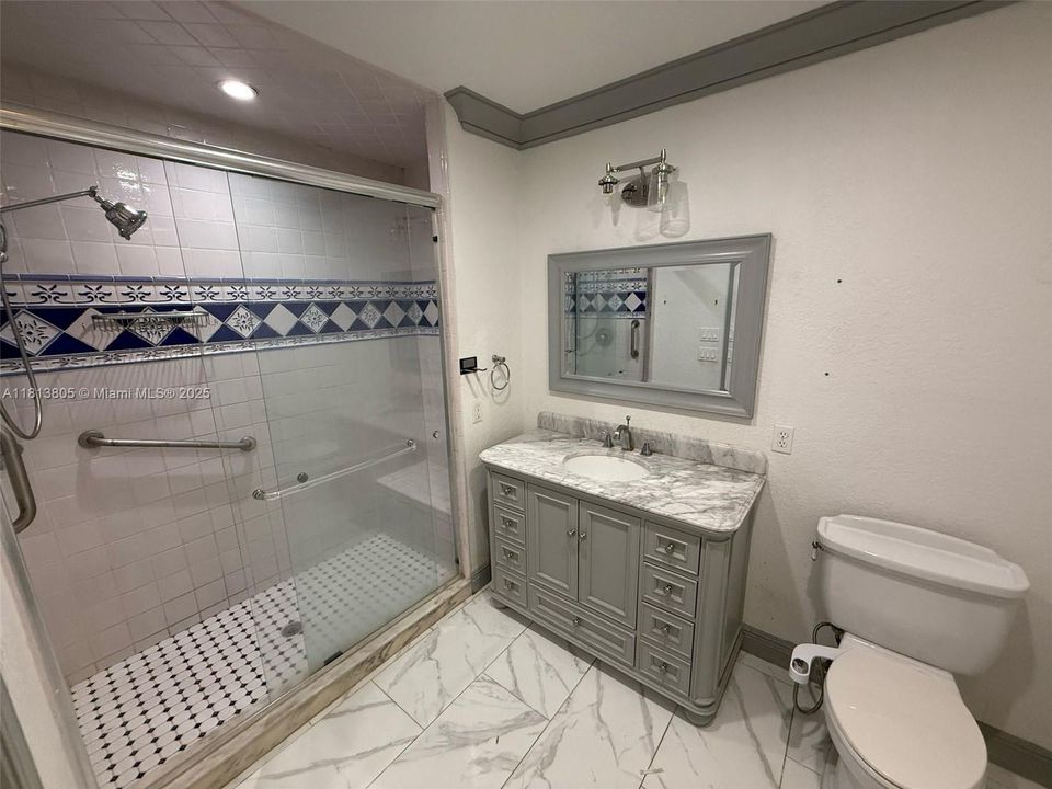 Недавно продано: $1,200,000 (5 спален, 4 ванн, 6092 Квадратных фут)