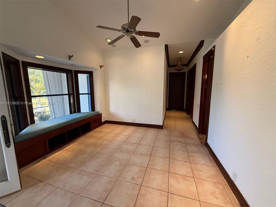 Недавно продано: $1,200,000 (5 спален, 4 ванн, 6092 Квадратных фут)