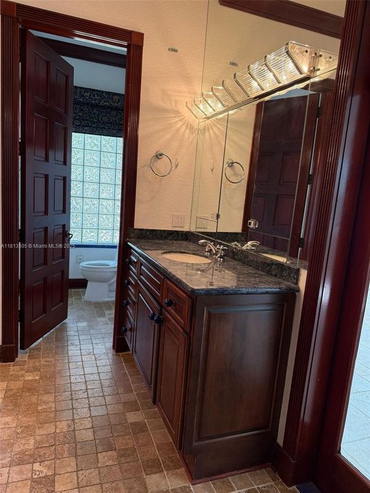 Недавно продано: $1,200,000 (5 спален, 4 ванн, 6092 Квадратных фут)