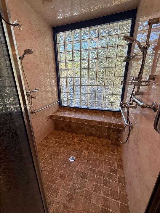 Недавно продано: $1,200,000 (5 спален, 4 ванн, 6092 Квадратных фут)