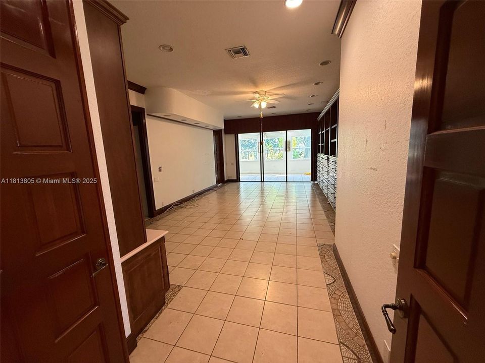 Недавно продано: $1,200,000 (5 спален, 4 ванн, 6092 Квадратных фут)