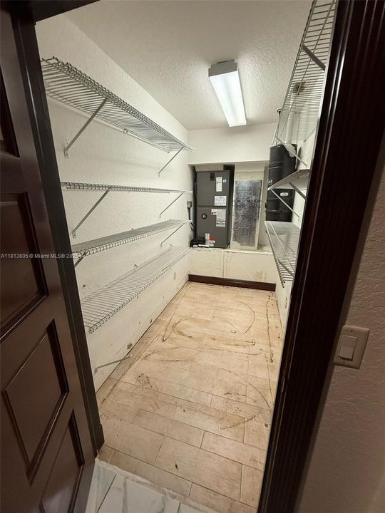 Недавно продано: $1,200,000 (5 спален, 4 ванн, 6092 Квадратных фут)