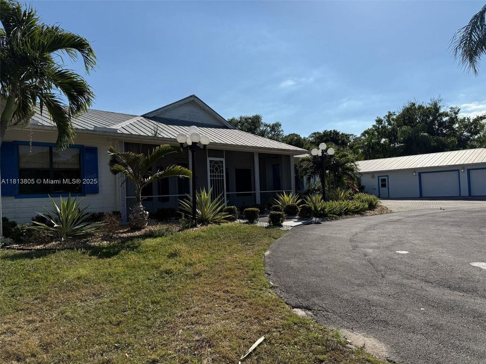 Недавно продано: $1,200,000 (5 спален, 4 ванн, 6092 Квадратных фут)