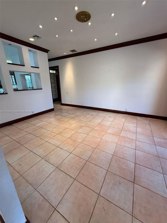 Недавно продано: $1,200,000 (5 спален, 4 ванн, 6092 Квадратных фут)