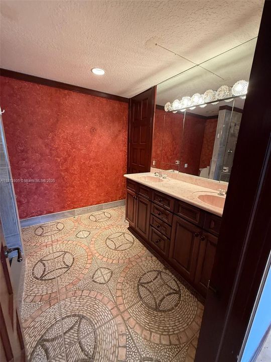 Недавно продано: $1,200,000 (5 спален, 4 ванн, 6092 Квадратных фут)