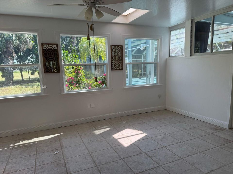 Недавно продано: $1,200,000 (5 спален, 4 ванн, 6092 Квадратных фут)