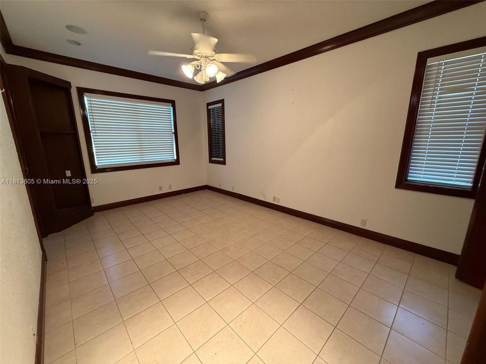 Недавно продано: $1,200,000 (5 спален, 4 ванн, 6092 Квадратных фут)