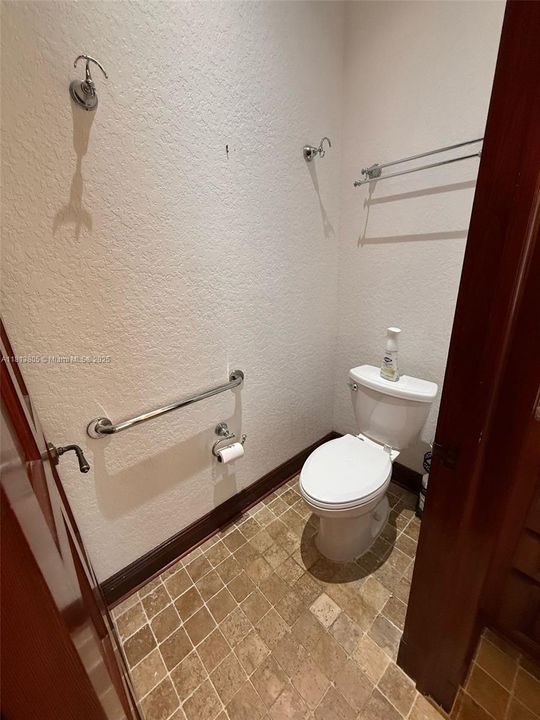 Недавно продано: $1,200,000 (5 спален, 4 ванн, 6092 Квадратных фут)