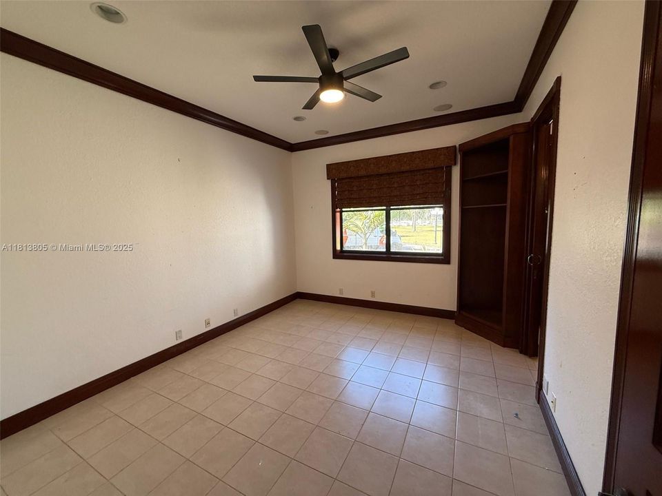 Недавно продано: $1,200,000 (5 спален, 4 ванн, 6092 Квадратных фут)