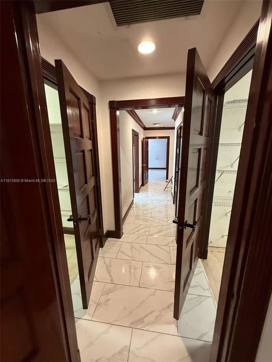 Недавно продано: $1,200,000 (5 спален, 4 ванн, 6092 Квадратных фут)