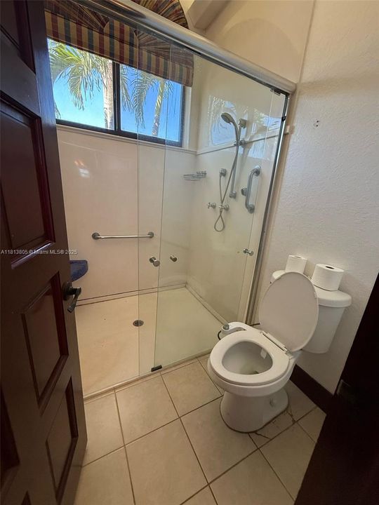 Недавно продано: $1,200,000 (5 спален, 4 ванн, 6092 Квадратных фут)