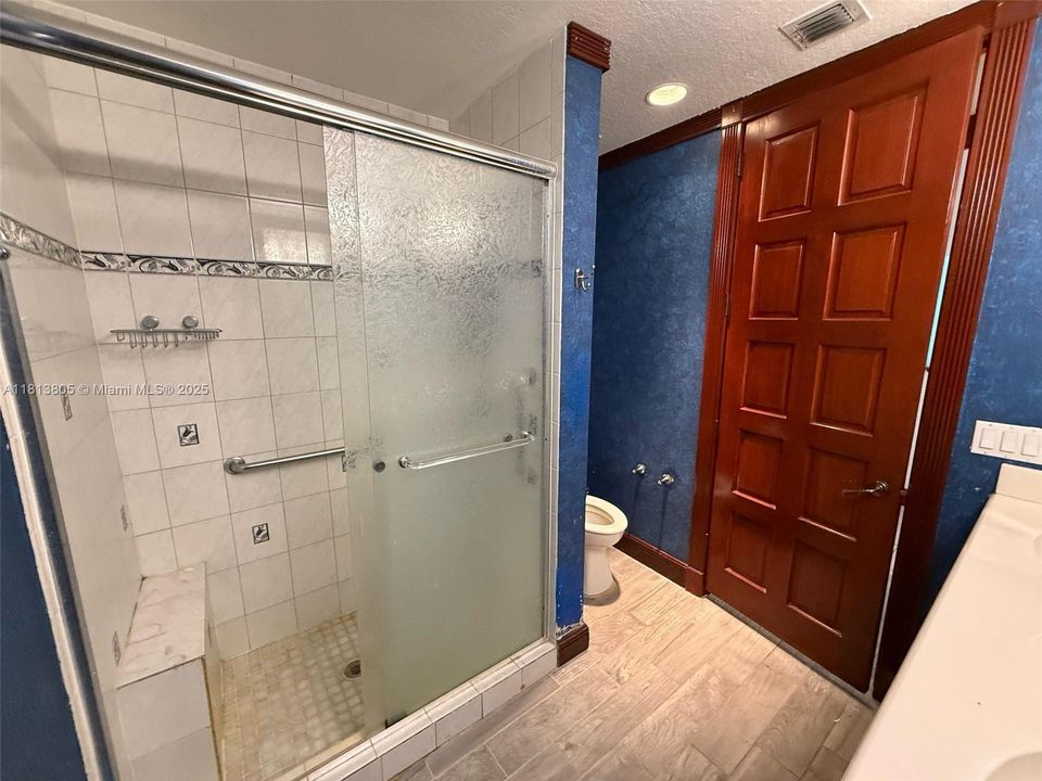 Недавно продано: $1,200,000 (5 спален, 4 ванн, 6092 Квадратных фут)