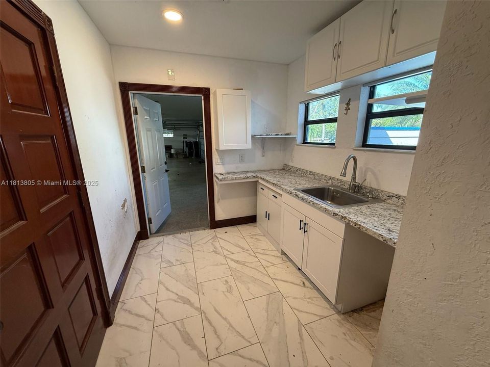 Недавно продано: $1,200,000 (5 спален, 4 ванн, 6092 Квадратных фут)