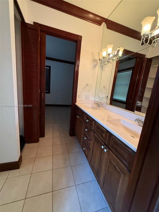 Недавно продано: $1,200,000 (5 спален, 4 ванн, 6092 Квадратных фут)