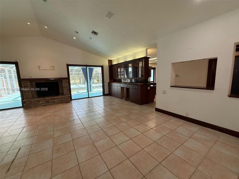 Недавно продано: $1,200,000 (5 спален, 4 ванн, 6092 Квадратных фут)