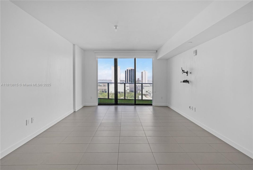 На продажу: $376,000 (0 спален, 1 ванн, 580 Квадратных фут)