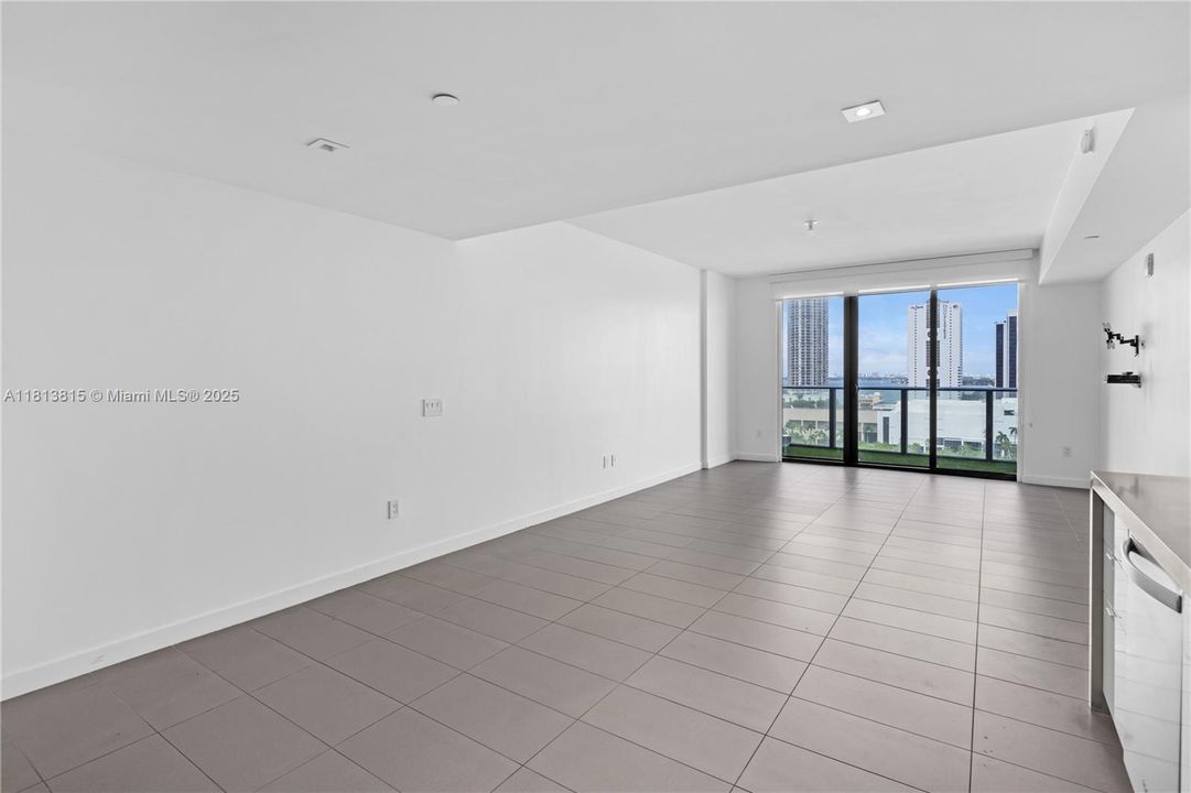 На продажу: $376,000 (0 спален, 1 ванн, 580 Квадратных фут)