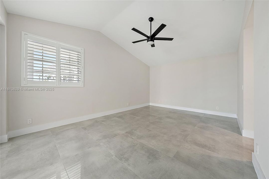 Vendido Recientemente: $1,200,000 (4 camas, 3 baños, 2345 Pies cuadrados)