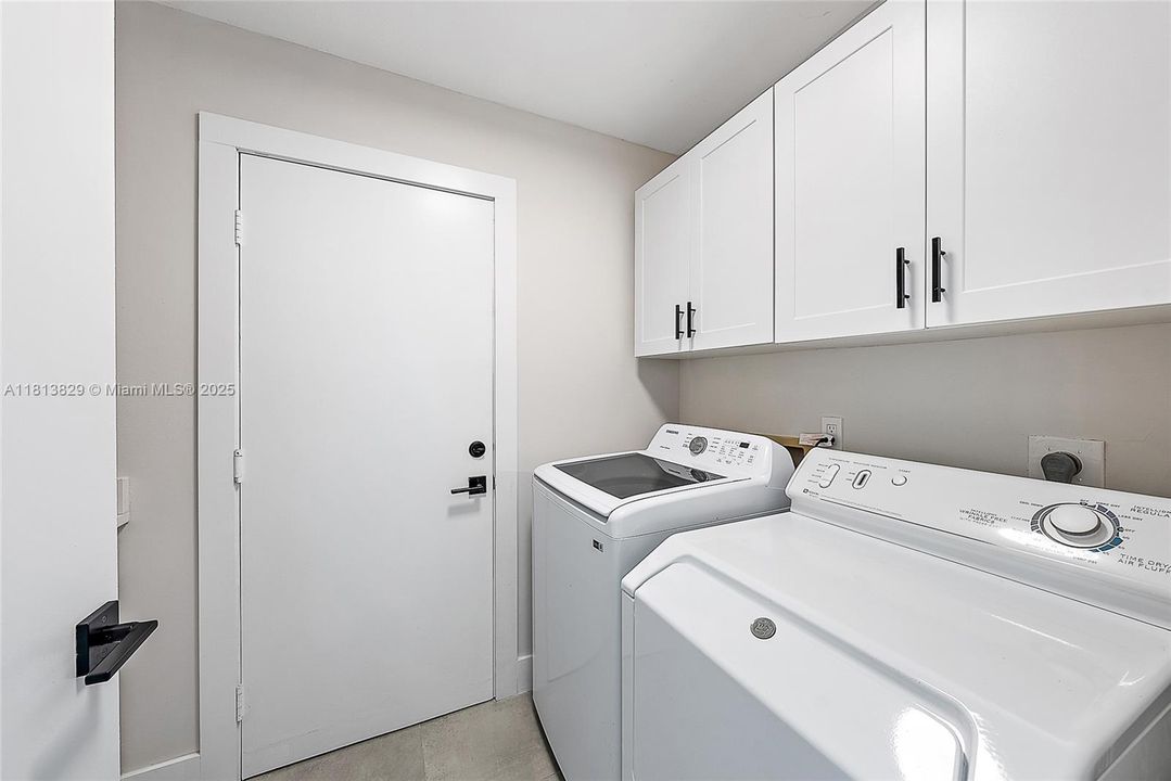 Vendido Recientemente: $1,200,000 (4 camas, 3 baños, 2345 Pies cuadrados)