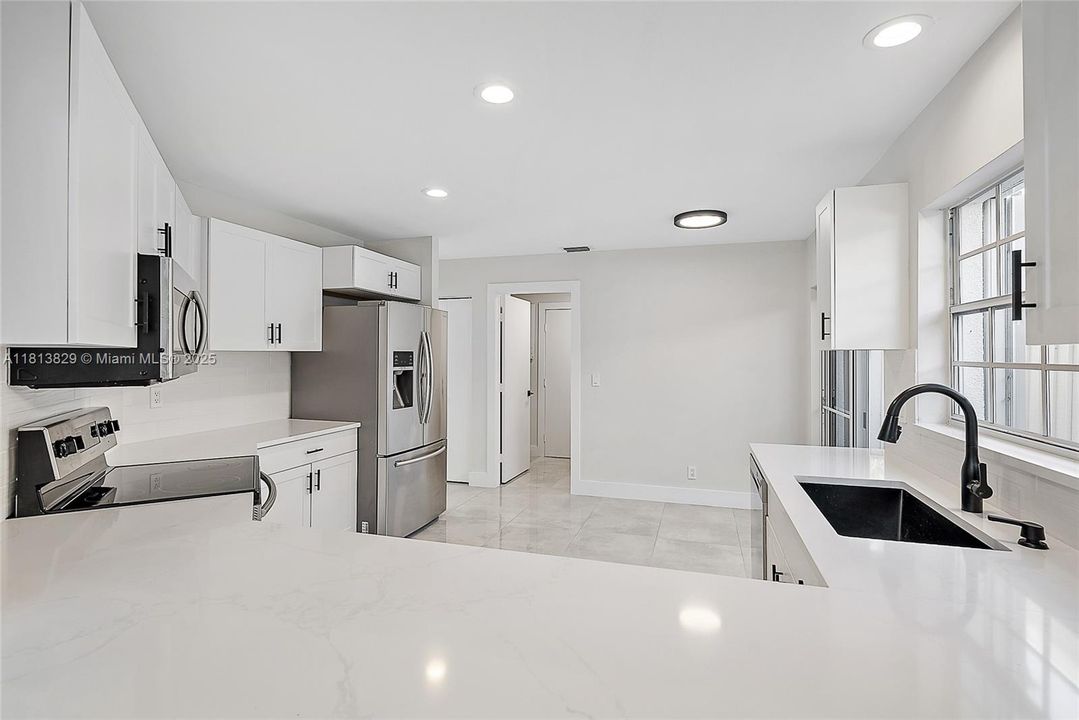 Vendido Recientemente: $1,200,000 (4 camas, 3 baños, 2345 Pies cuadrados)