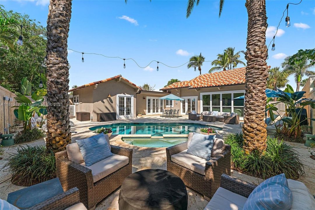 Vendido Recientemente: $2,150,000 (3 camas, 3 baños, 1926 Pies cuadrados)