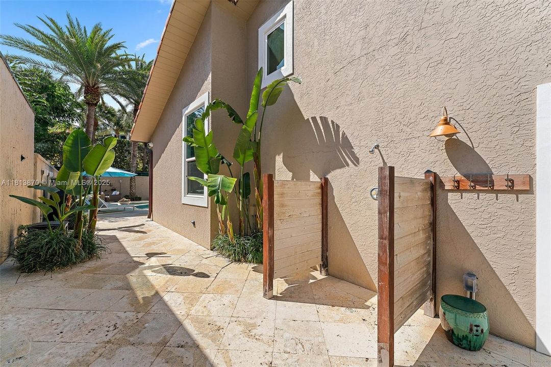 Vendido Recientemente: $2,150,000 (3 camas, 3 baños, 1926 Pies cuadrados)