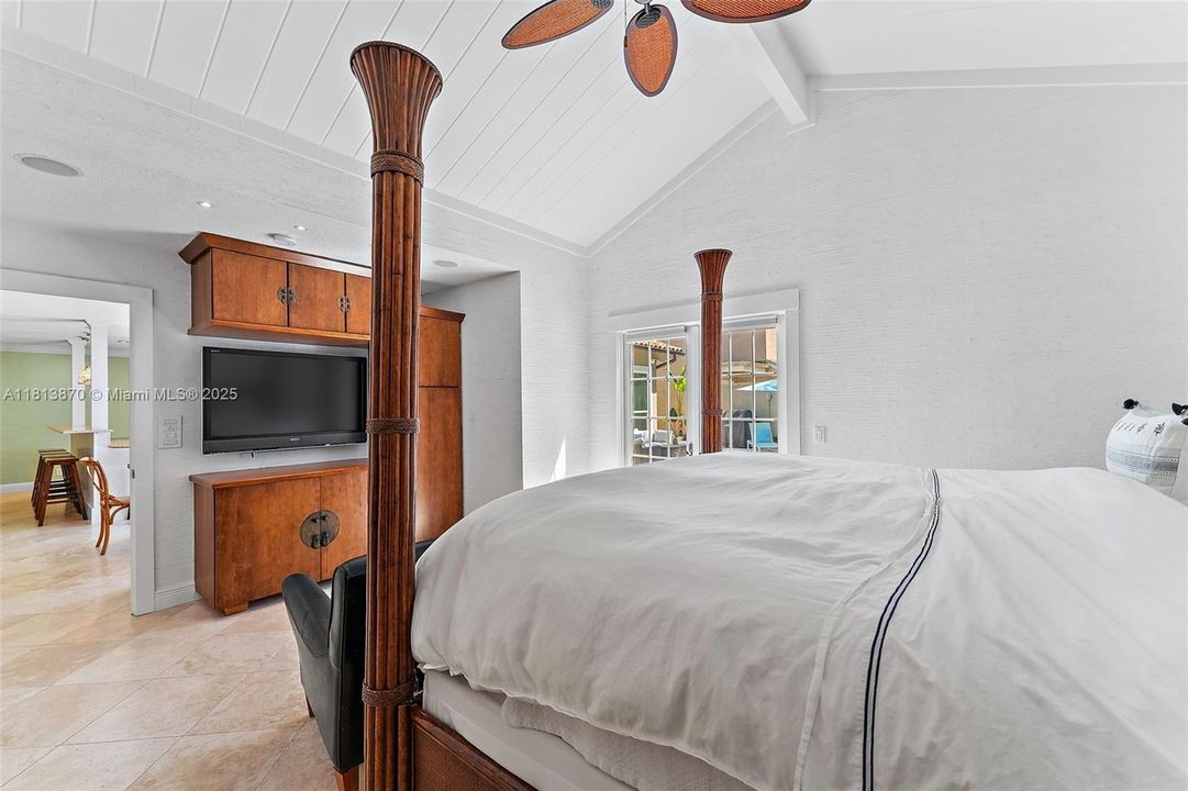 Vendido Recientemente: $2,150,000 (3 camas, 3 baños, 1926 Pies cuadrados)