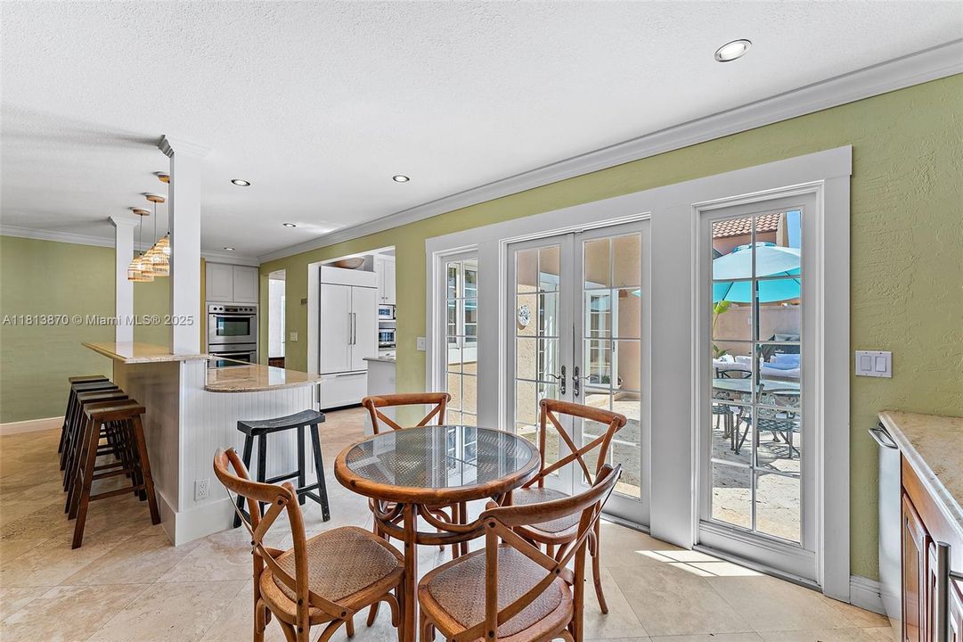 Vendido Recientemente: $2,150,000 (3 camas, 3 baños, 1926 Pies cuadrados)