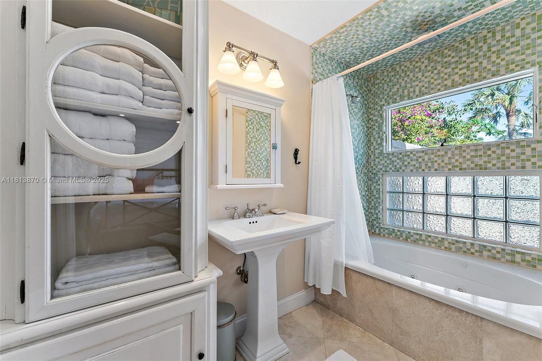 Vendido Recientemente: $2,150,000 (3 camas, 3 baños, 1926 Pies cuadrados)