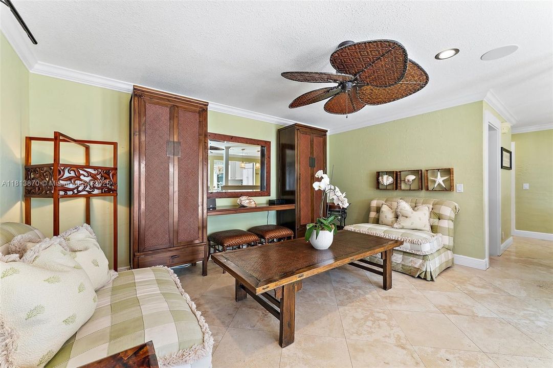 Vendido Recientemente: $2,150,000 (3 camas, 3 baños, 1926 Pies cuadrados)