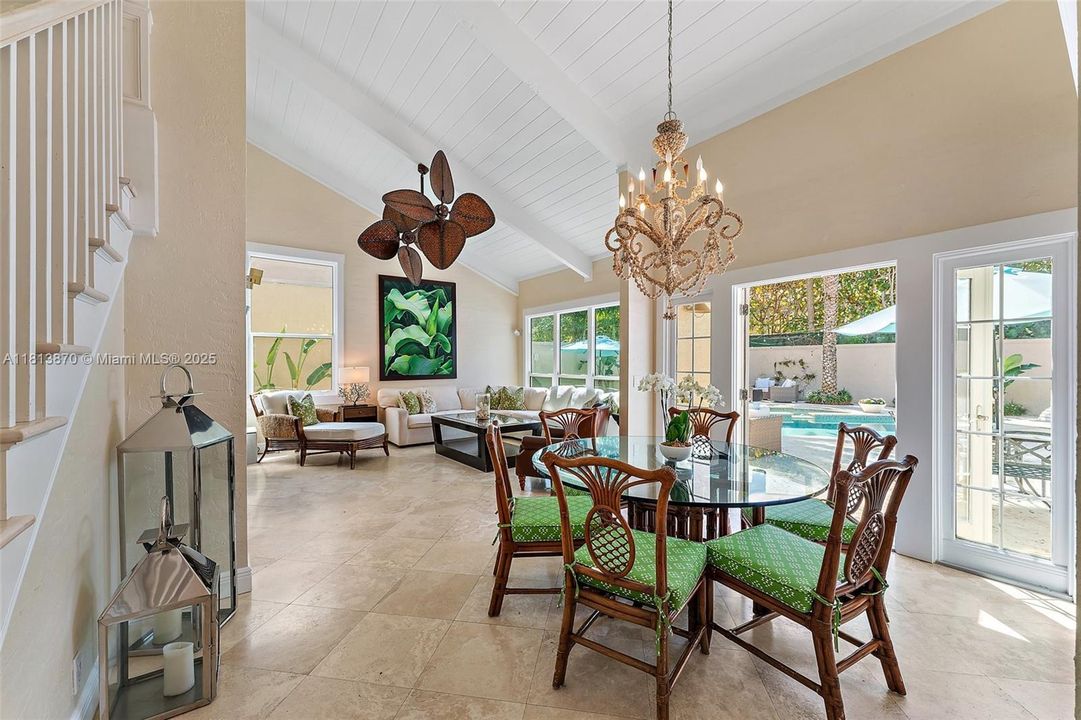 Vendido Recientemente: $2,150,000 (3 camas, 3 baños, 1926 Pies cuadrados)